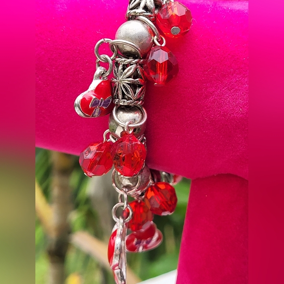 Red Hat beaded bracelet - Picture 4 of 5